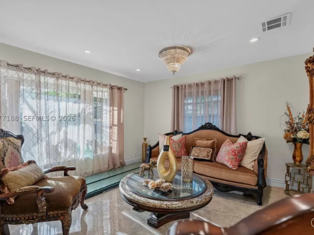 Продажа дома по адресу 2801 N 38th Ave - фото 9386807