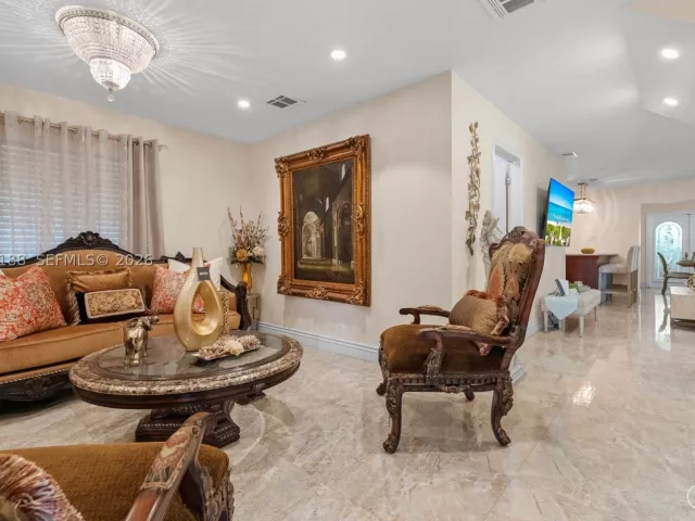 Продажа дома по адресу 2801 N 38th Ave - фото 9386809