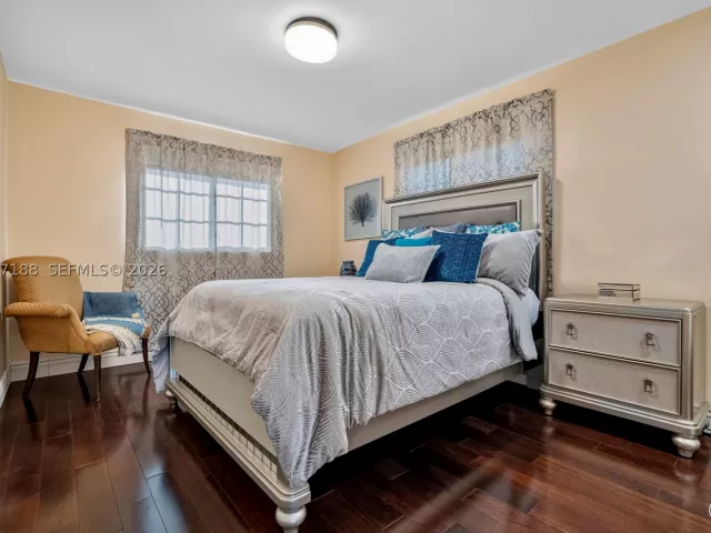 Продажа дома по адресу 2801 N 38th Ave - фото 9386823