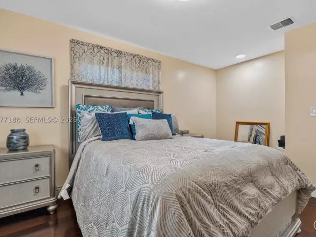 Продажа дома по адресу 2801 N 38th Ave - фото 9386824