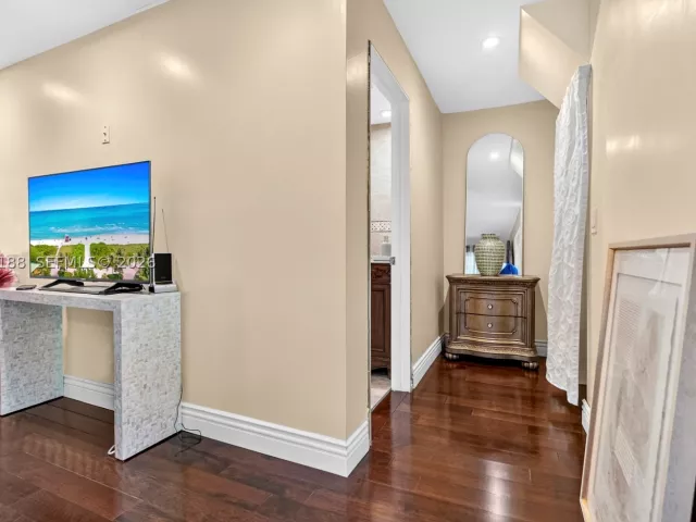 Продажа дома по адресу 2801 N 38th Ave - фото 9386838