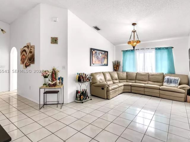 Продажа дома по адресу 18230 SW 143rd Ct - фото 9389363