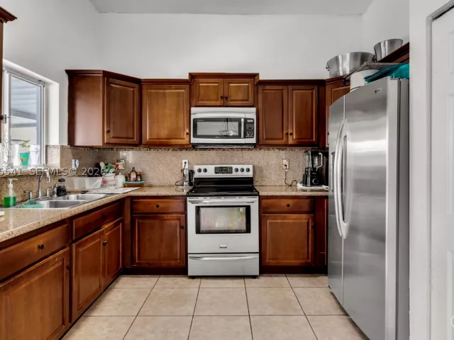 Продажа дома по адресу 18230 SW 143rd Ct - фото 9389367