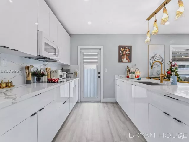 Продажа дома по адресу 3341 NW 20th St - фото 9395995