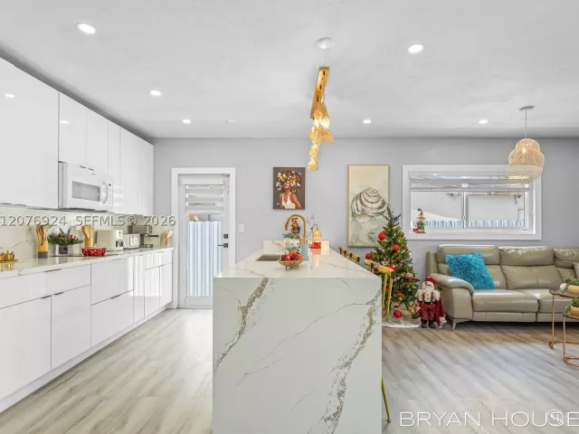 Продажа дома по адресу 3341 NW 20th St - фото 9395999