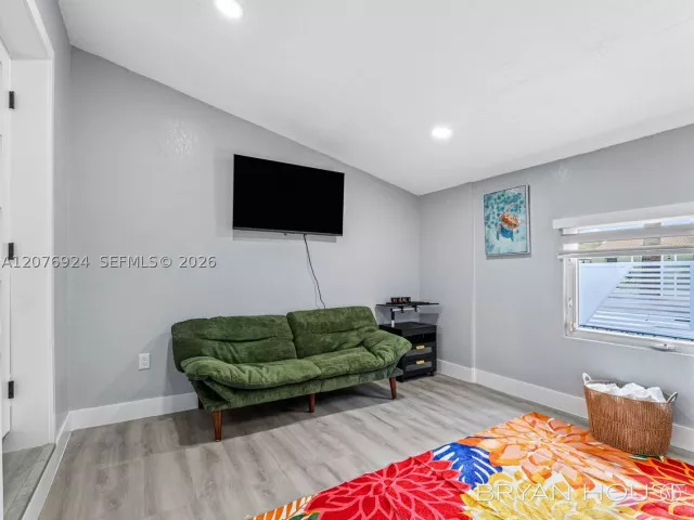 Продажа дома по адресу 3341 NW 20th St - фото 9396003