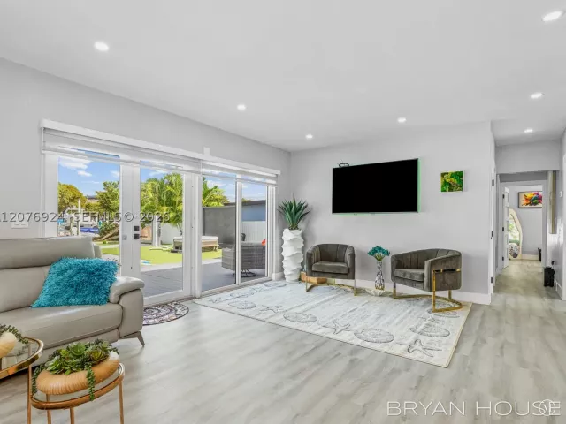 Продажа дома по адресу 3341 NW 20th St - фото 9395989