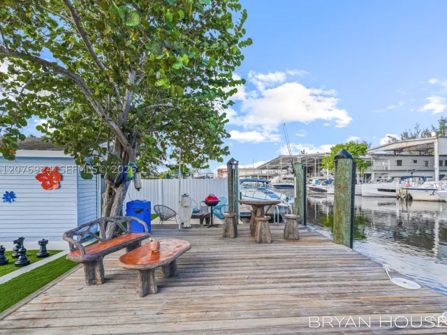 Продажа дома по адресу 3341 NW 20th St - фото 9396038