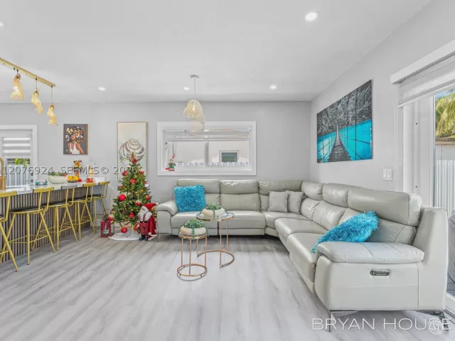 Продажа дома по адресу 3341 NW 20th St - фото 9395993