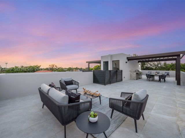 Продажа дома по адресу 1433 SW 20th St - фото 9393747