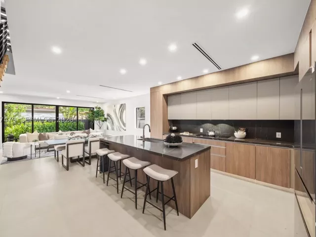 Продажа дома по адресу 1433 SW 20th St - фото 9393695