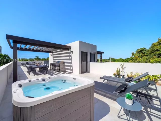 Продажа дома по адресу 1433 SW 20th St - фото 9393743