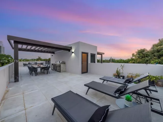 Продажа дома по адресу 1433 SW 20th St - фото 9393748