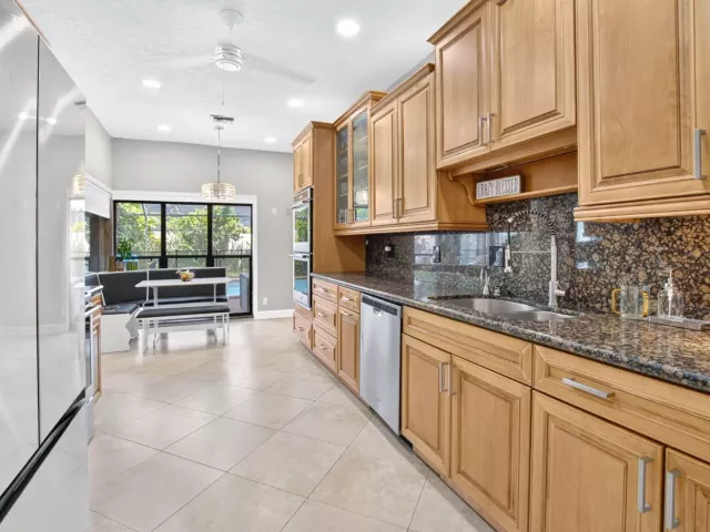 Продажа дома по адресу 7658 SOLIMAR Circle - фото 9388686
