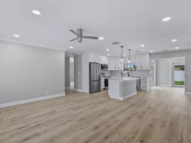 Продажа дома по адресу 2775 NE 5TH Avenue - фото 9389057