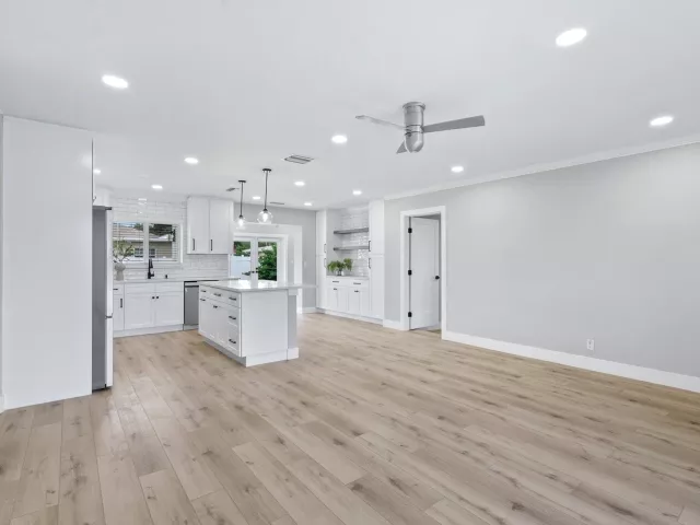 Продажа дома по адресу 2775 NE 5TH Avenue - фото 9389058