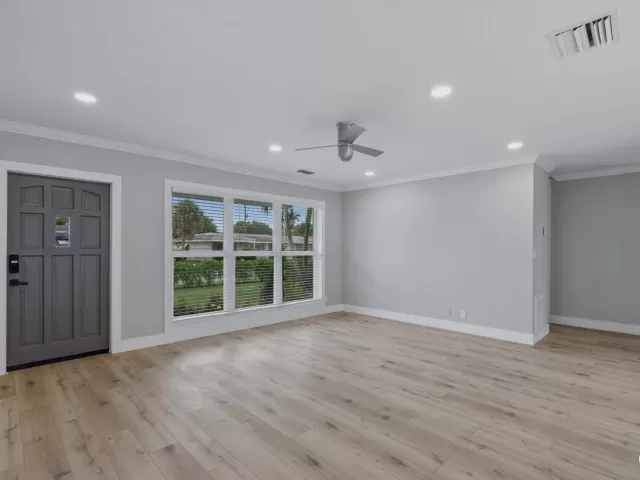 Продажа дома по адресу 2775 NE 5TH Avenue - фото 9389060