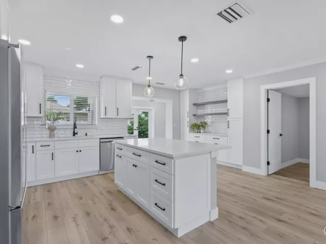 Продажа дома по адресу 2775 NE 5TH Avenue - фото 9389050