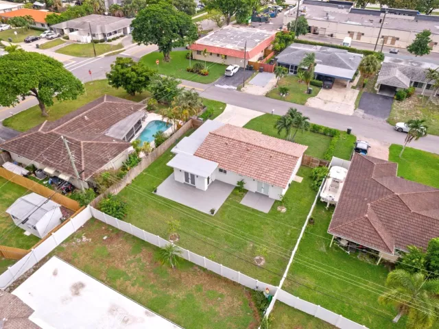 Продажа дома по адресу 2775 NE 5TH Avenue - фото 9389077