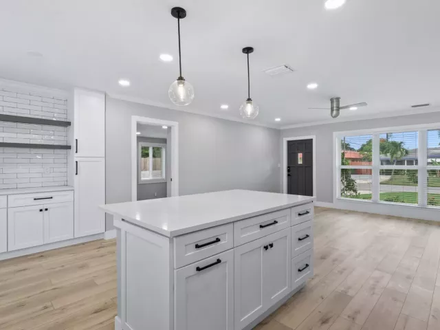Продажа дома по адресу 2775 NE 5TH Avenue - фото 9389054
