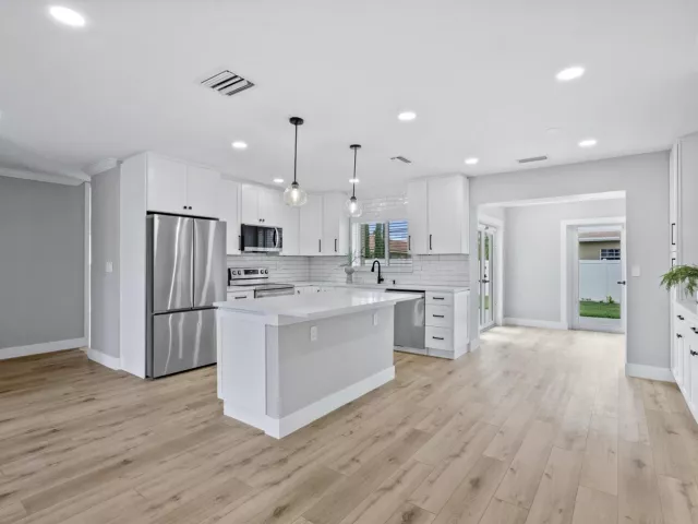 Продажа дома по адресу 2775 NE 5TH Avenue - фото 9389056
