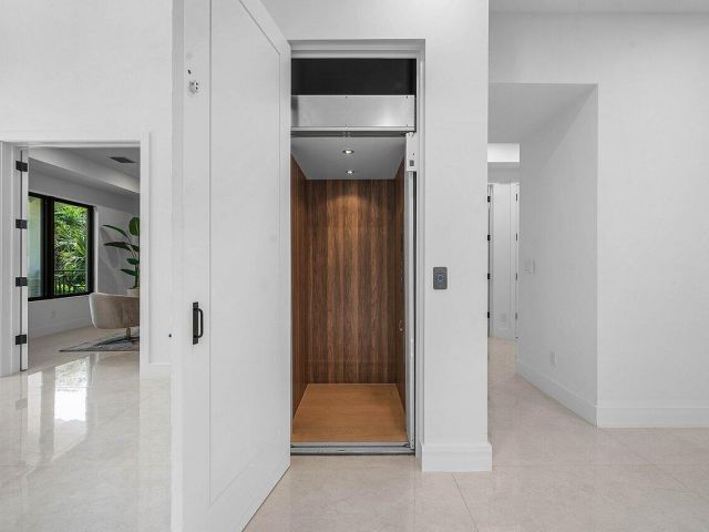 Продажа дома по адресу 451 NW 7th Avenue - фото 9394361