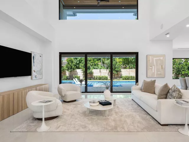 Продажа дома по адресу 451 NW 7th Avenue - фото 9394318
