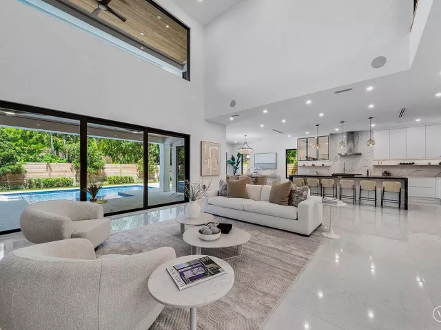 Продажа дома по адресу 451 NW 7th Avenue - фото 9394320