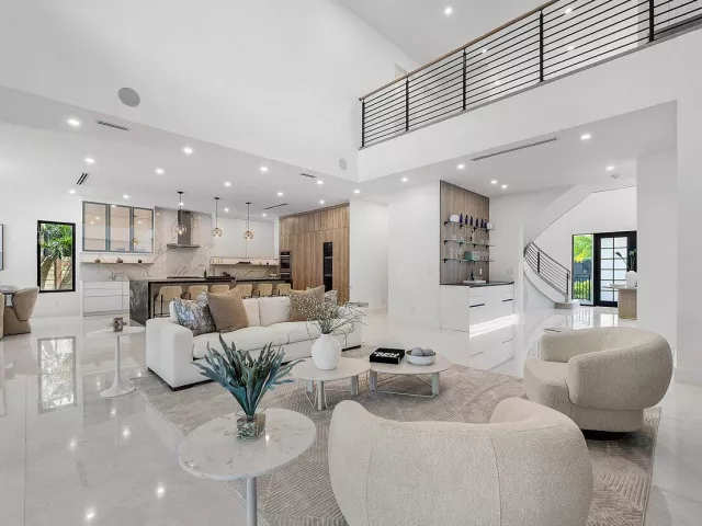 Продажа дома по адресу 451 NW 7th Avenue - фото 9394321