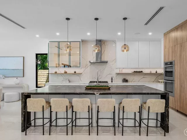 Продажа дома по адресу 451 NW 7th Avenue - фото 9394322