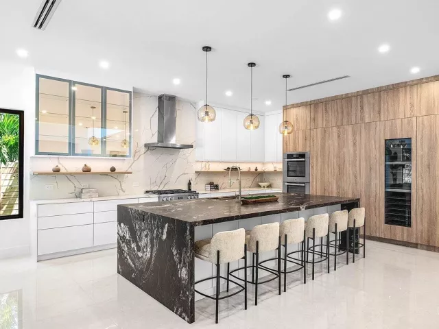 Продажа дома по адресу 451 NW 7th Avenue - фото 9394323