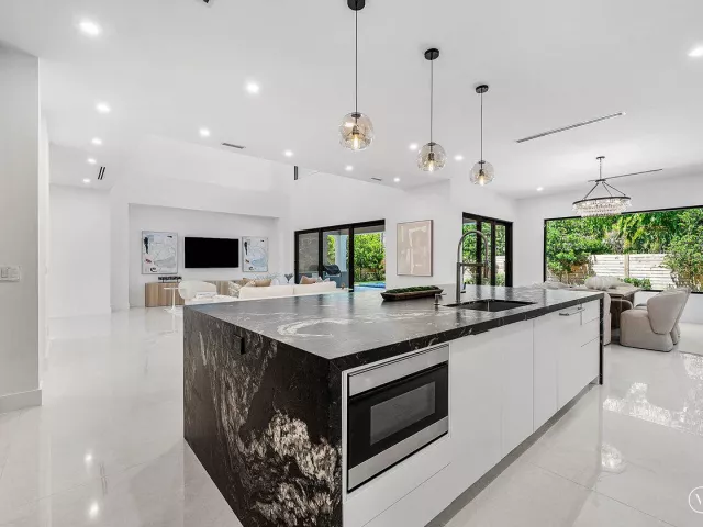 Продажа дома по адресу 451 NW 7th Avenue - фото 9394324