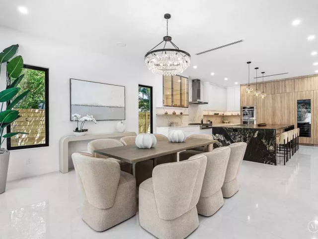 Продажа дома по адресу 451 NW 7th Avenue - фото 9394326