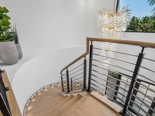 Продажа дома по адресу 451 NW 7th Avenue - фото 9394333