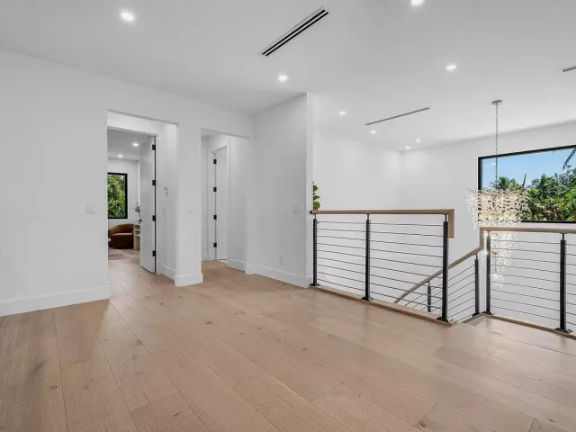 Продажа дома по адресу 451 NW 7th Avenue - фото 9394334