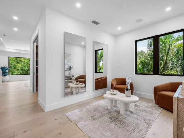 Продажа дома по адресу 451 NW 7th Avenue - фото 9394335