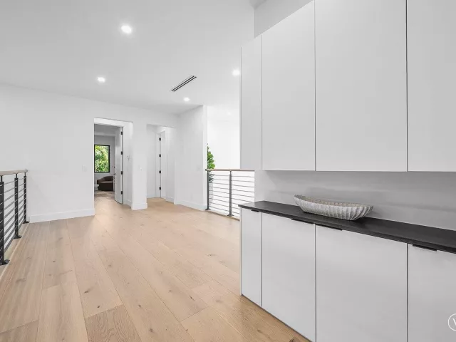 Продажа дома по адресу 451 NW 7th Avenue - фото 9394348