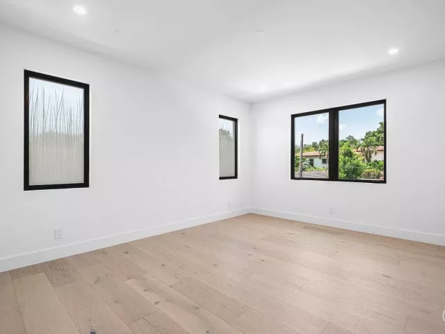 Продажа дома по адресу 451 NW 7th Avenue - фото 9394350