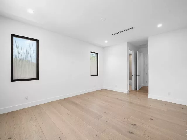 Продажа дома по адресу 451 NW 7th Avenue - фото 9394353
