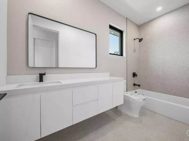 Продажа дома по адресу 451 NW 7th Avenue - фото 9394355