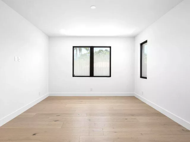 Продажа дома по адресу 451 NW 7th Avenue - фото 9394357