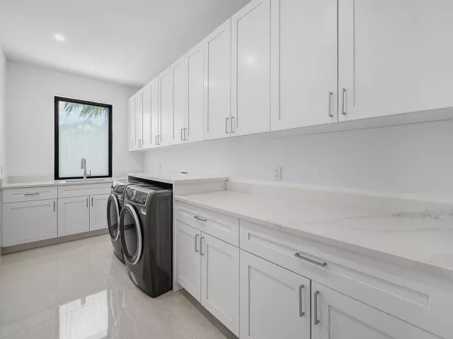 Продажа дома по адресу 451 NW 7th Avenue - фото 9394360
