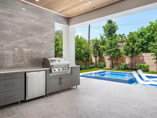 Продажа дома по адресу 451 NW 7th Avenue - фото 9394364