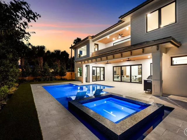 Продажа дома по адресу 451 NW 7th Avenue - фото 9394312