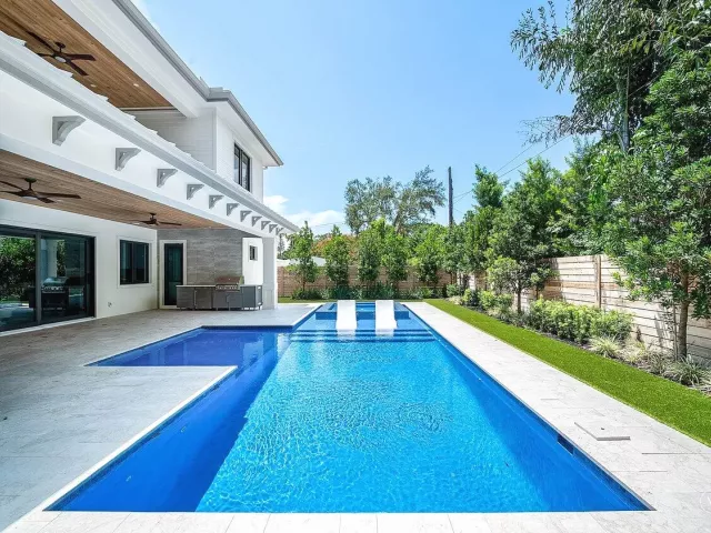 Продажа дома по адресу 451 NW 7th Avenue - фото 9394367