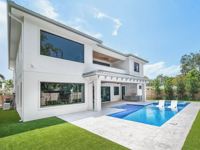 Продажа дома по адресу 451 NW 7th Avenue - фото 9394368