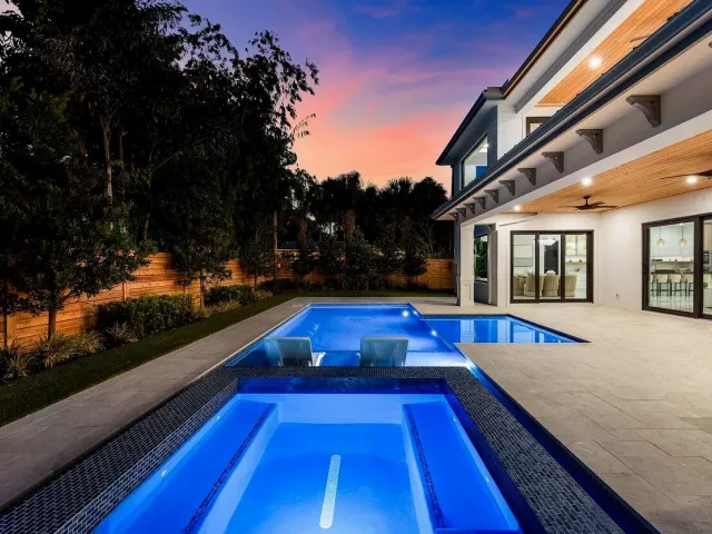 Продажа дома по адресу 451 NW 7th Avenue - фото 9394374