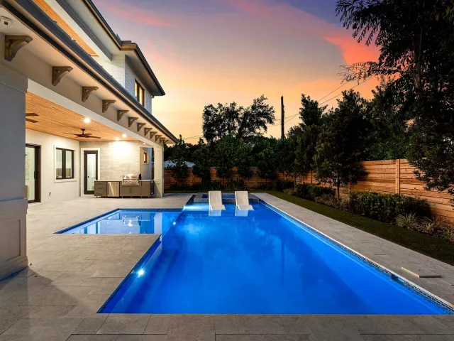 Продажа дома по адресу 451 NW 7th Avenue - фото 9394375