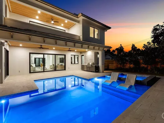 Продажа дома по адресу 451 NW 7th Avenue - фото 9394376