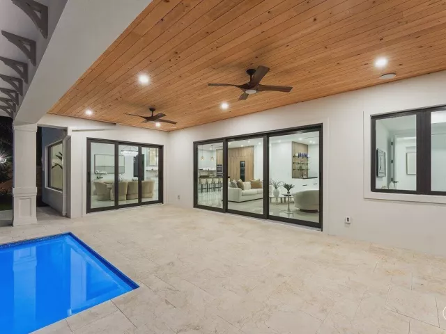 Продажа дома по адресу 451 NW 7th Avenue - фото 9394377